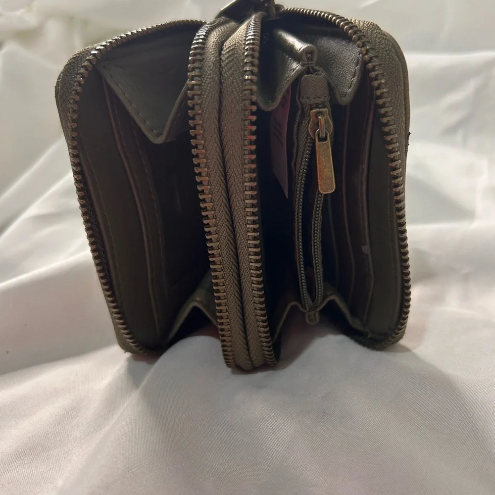 Universal Thread Olive Wallet - Picture 5 of 5